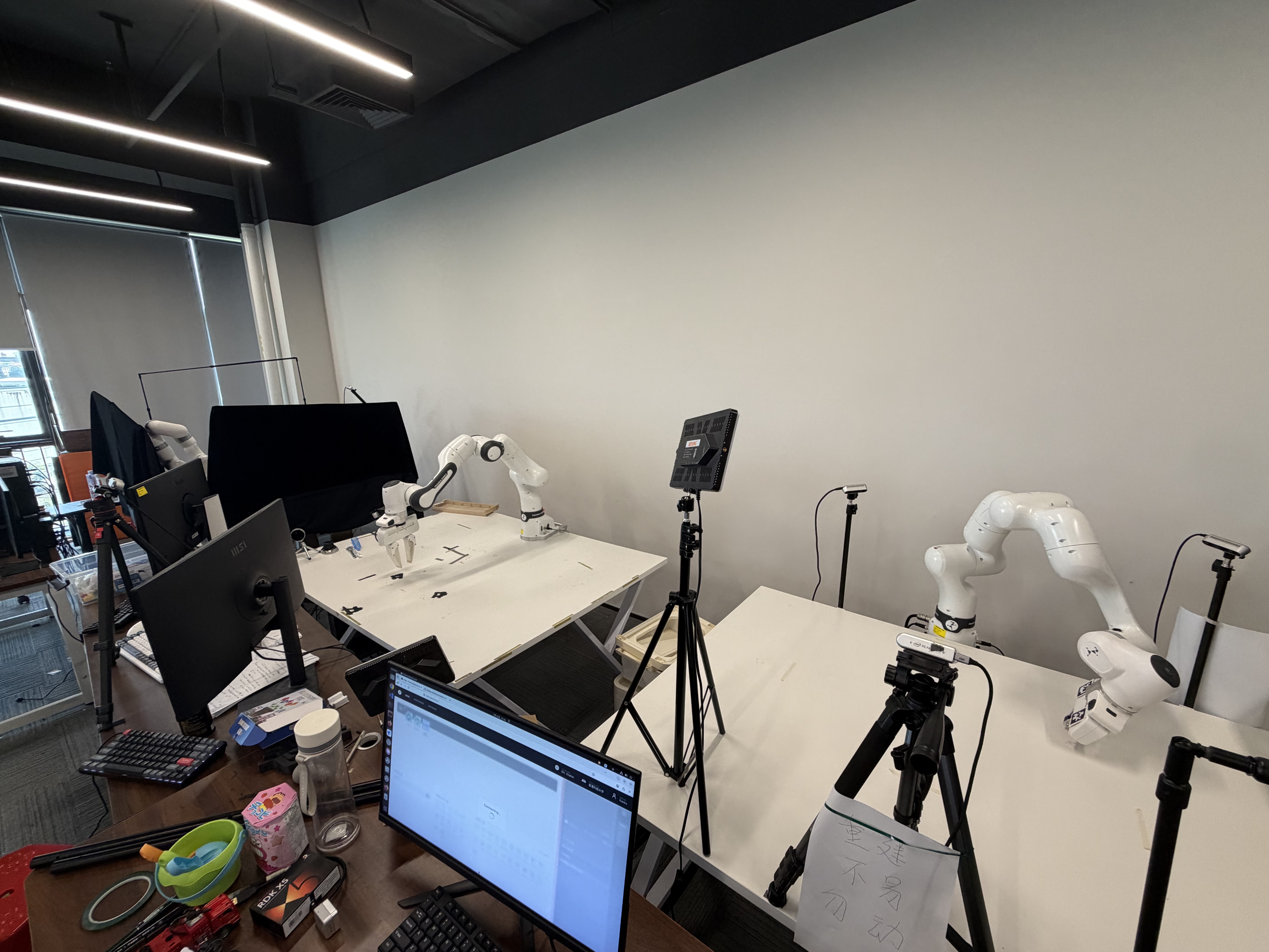 Multi-arm robot manipulation workspace inside HCL